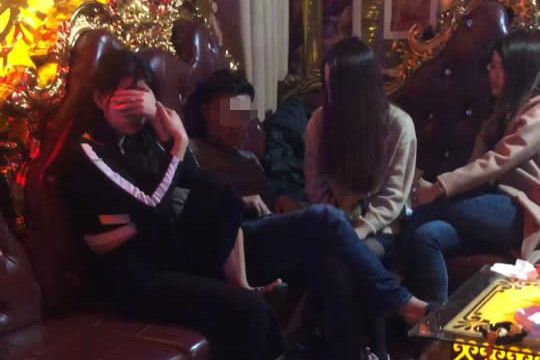 Cảnh sát kiểm tra phát hiện nhiều thanh niên dương tính với ma túy. Ảnh: Công an Hưng Yên.