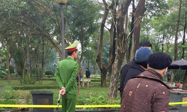 Vườn hoa nơi phát hiện vụ việc.