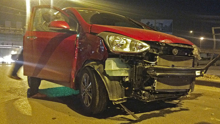 Chiếc xe bị hư hỏng nặng phần đầu. Ảnh: Thanh Hà.