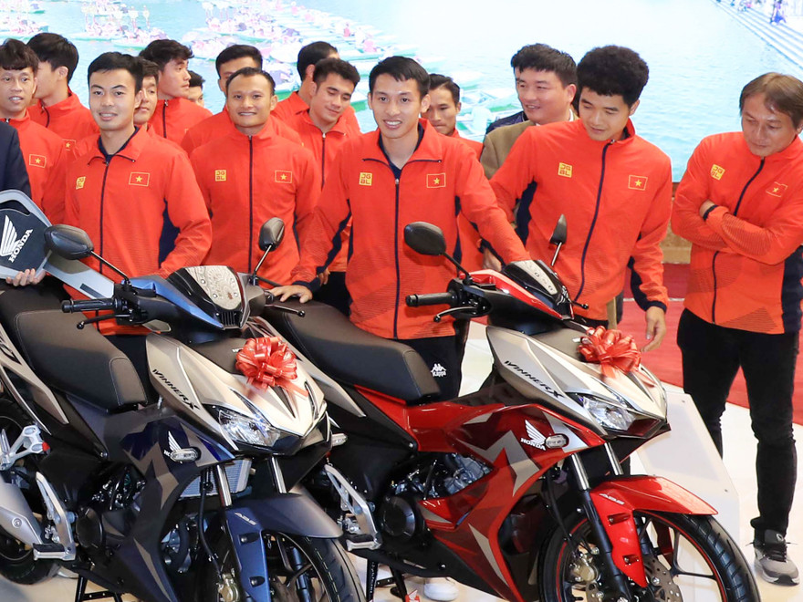 58 chiếc xe máy tổng trị giá hơn 3 tỷ đồng đã được Honda Việt Nam trao tặng cho hai đội bóng đá nam và nữ vừa giành huy chương vàng Seagames 30 về