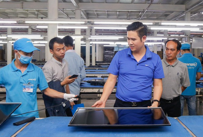 Chủ tịch Asanzo Phạm Văn Tam tại dây truyền lắp tivi 