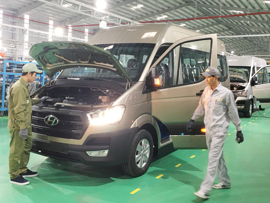 Giá thành ô tô tại Việt Nam cao hơn so với các nước khác do chi phí sản xuất trong nước cao, cùng với đó thuế, phí cũng tương đối lớn đẩy giá ô tô lên