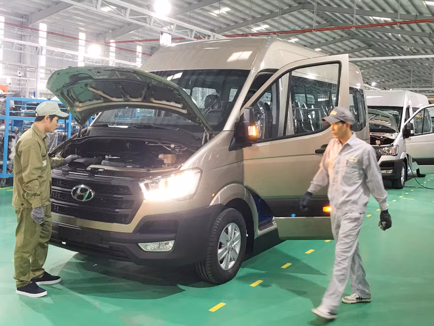 Giá thành ô tô tại Việt Nam cao hơn so với các nước khác do chi phí sản xuất trong nước cao, cùng với đó thuế, phí cũng tương đối lớn đẩy giá ô tô lên