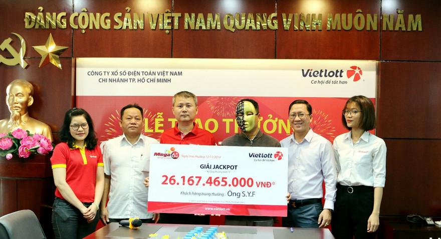 Ông S.F.Y nhận giải Jackpot trị giá 26,1 tỷ đồng, sau đó tặng 30 triệu đồng cho nhân viên Vinmart+ (bìa trái)
