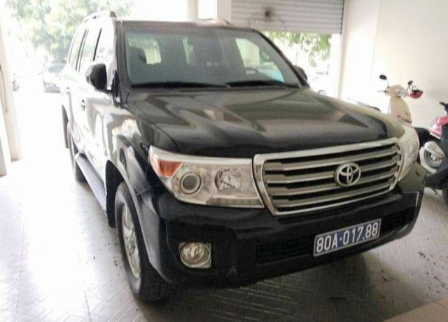 Sau gần 2 năm, xe biển xanh tặng Văn phòng Tỉnh ủy Nghệ An vẫn chưa bán được