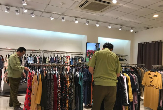 Đội QLTT số 14 kiểm tra 5 địa điểm kinh doanh Thương hiệu thời trang SEVEN.Am trên địa bàn Hà Nội