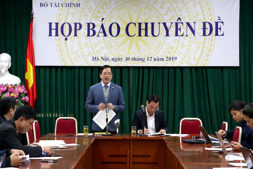 Ông Đặng Quyết Tiến, Cục trưởng Cục Tài chính doanh nghiệp (Bộ Tài chính) cung cấp thông tin tại cuộc họp báo sáng 10/12