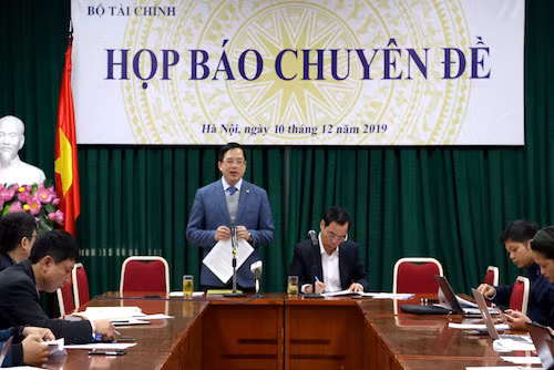 Ông Đặng Quyết Tiến, Cục trưởng Cục Tài chính doanh nghiệp (Bộ Tài chính) cung cấp thông tin tại cuộc họp báo sáng 10/12