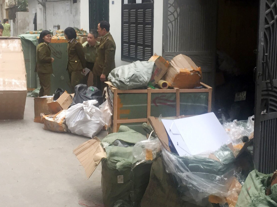 Lực lượng chức năng niêm phong tang vật vi phạm