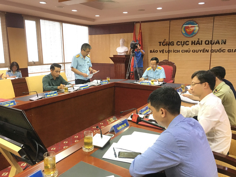 Đại diện Tổng cục Hải quan báo cáo kết quả sơ bộ để các bên cùng thảo luận sáng 28/10. Ảnh: Tuấn Nguyễn