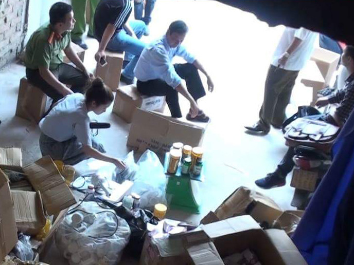 Lực lượng chức năng kiểm tra kho hàng của Công ty TNHH TM Slim HMN Việt Nam ngày 30/8