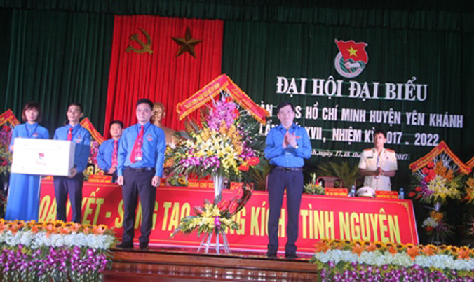 Bí thư T.Ư Đoàn, Chủ tịch Hội đồng Đội T.Ư Nguyễn Long Hải tặng hoa chúc mừng Đại hội.