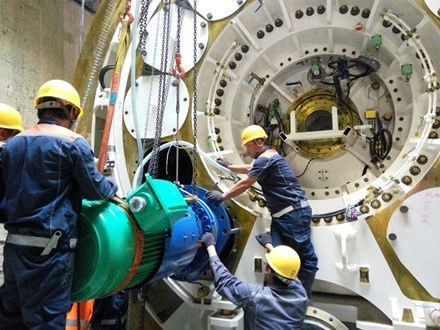 CLIP: Xuống lòng đất sâu xem robot khổng lồ khoan hầm Metro