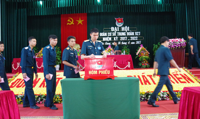 Đại biểu tham gia Đại hội tiến hành bỏ phiếu bầu cử.