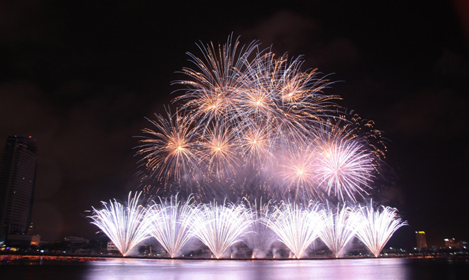 Cảnh bắn pháo hoa năm 2015 trên sông Hàn năm 2015.