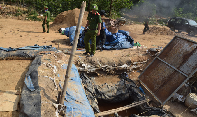 Lực lượng chức năng tiến hành truy quét, đẩy đuổi các đối tượng khai thác vàng trái phép