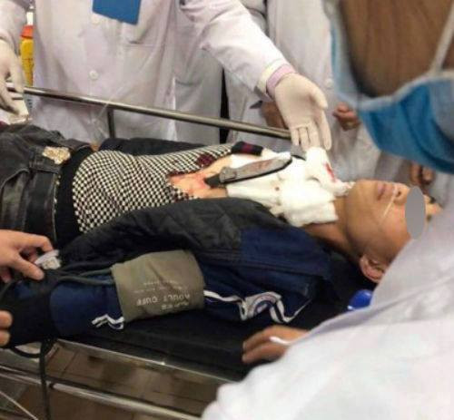 Nam sinh bị đâm được cấp cứu trong bệnh viện.