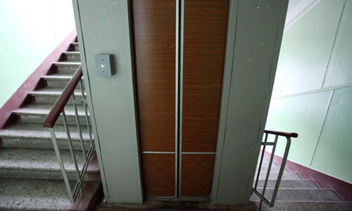 Điện mất đúng lúc người đàn ông mang vũ khí định tấn công cô gái trong thang máy. Ảnh: RIA Novosti.