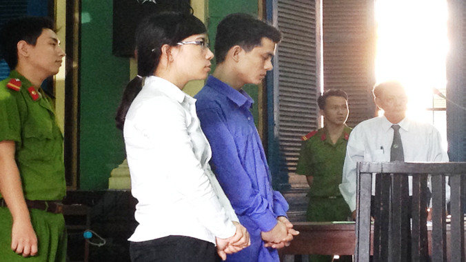  Hai bị cáo Hoàng Anh Tiến và Hồ Bích tại phiên tòa sáng nay 5/8. Ảnh T.Châu.