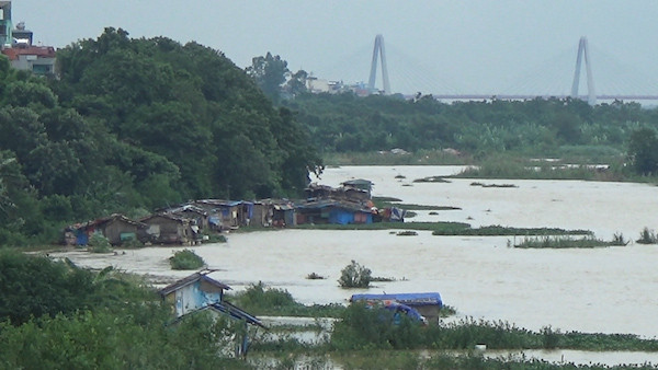 Chẳng có mảnh đất cắm dùi, họ phải lênh đênh sông nước hàng chục năm qua, đời cha nối tiếp đời con. Mùa mưa bão tới, để tránh gió lớn, người già, trẻ nhỏ phải lội nước, gia cố lại nhà hoặc kéo nhà vào gần sát bờ.