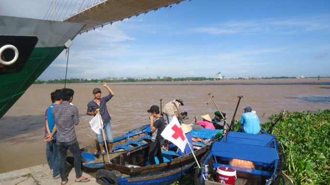 Người nhà đang nỗ lực tìm kiếm thi thể nạn nhân.