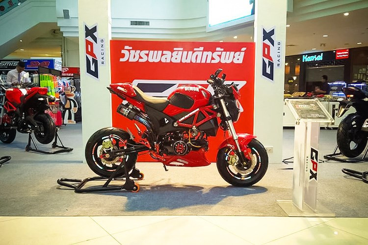 Với thiết kế cóp nhặt này, nó khiến ta liên tưởng ngay đến hai mẫu xe Ducati Monster hay Honda MSX.
