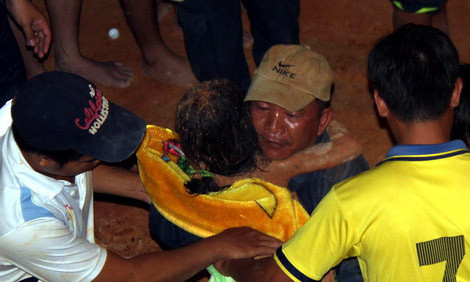 Khoảnh khắc bé gái 7 tuổi được giải cứu dưới giếng sâu