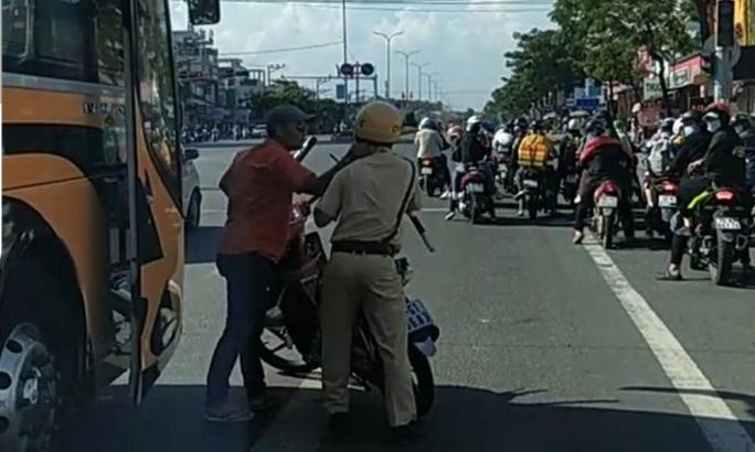 Tài xế xe khách tấn công CSGT khi bị truy đuổi. Ảnh: NLĐ