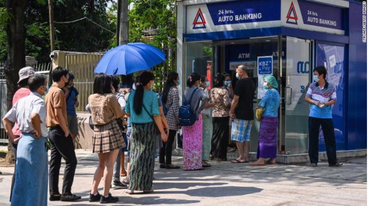 Lương và thu nhập của người dân Myanmar giảm đáng kể. (Ảnh: CNN)