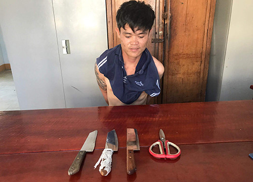 Kẻ "ngáo đá" tại công an. Ảnh: An Phước.