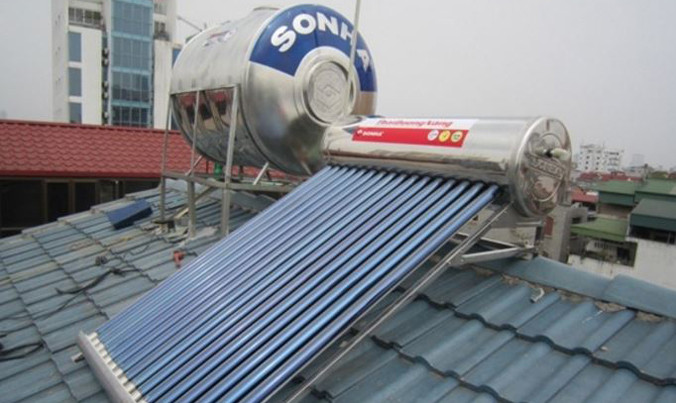 Mái tôn nhiễm điện giật hai cha con tử vong. Ảnh minh họa.