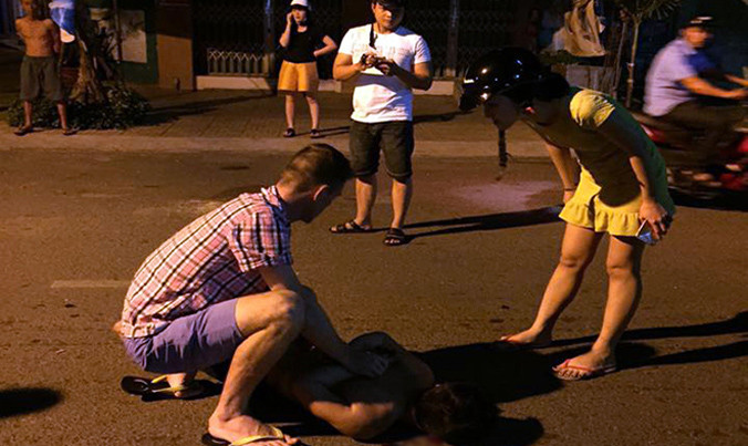 Đối tượng bị người dân khống chế. Ảnh: Trung Gấu.