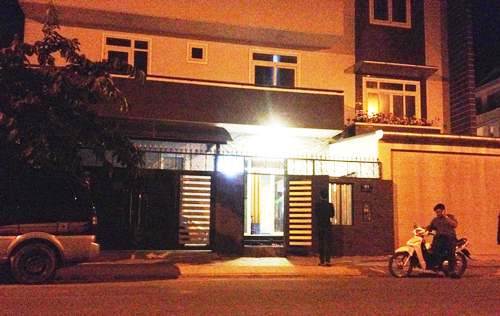 Cảnh sát khám nghiệm căn biệt thự bị mất trộm. Ảnh: Hải Hiếu.