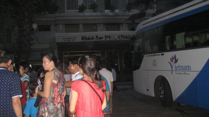 Nhiều khách chạy túa ra đường trong hoảng sợ.