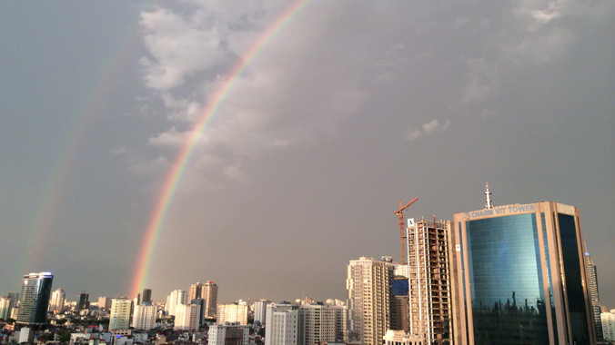 Cầu vồng kép kỳ lạ sau cơn giông dữ dội ở Hà Nội