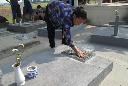  Bà Nhiệm ngày nào cũng thăm nom những “ngôi nhà chung”. Ảnh TG