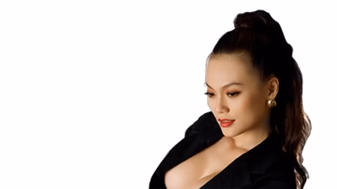 Cao Thùy Linh: Hết khoe thân lại khoe tiền