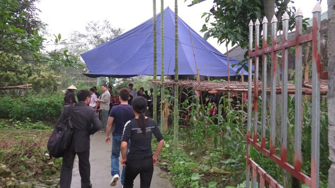 Thi thể nữ sinh xấu số đã được chuyển về gia đình lo hậu sự. Người nhà cho hay, nạn nhân bị chém hơn 50 nhát, vào đầu và cánh tay. Ảnh: Zing