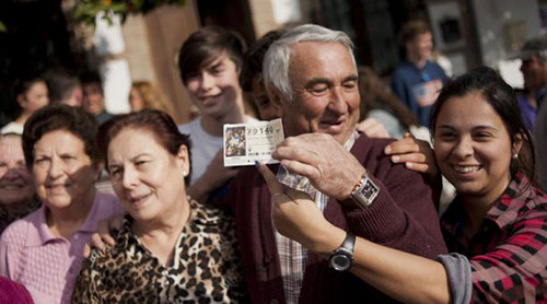Những người trúng số ăn mừng chiến thắng. Ảnh: AFP.