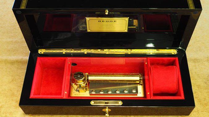 Hộp nhạc phátgiai điệu bài Tiến quân ca có giáhơn 100 triệu đồng được giới doanh nhân, chính khách và văn nghệ sĩ đặt mua làm quà tặng dịp cuối năm.