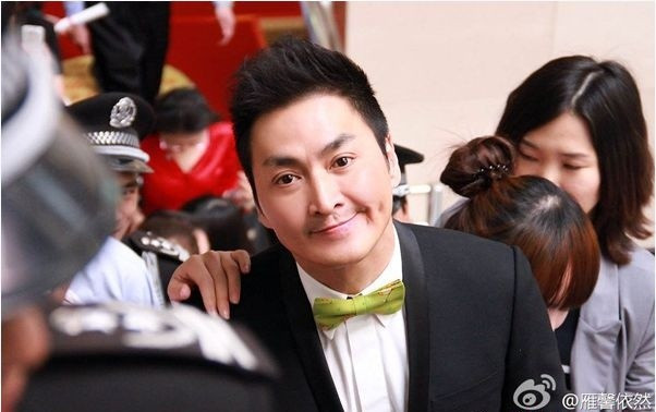 Hà Gia Kính trở thành doanh nhân tài giỏi. Ở tuổi 56, anh vẫn phong độ.