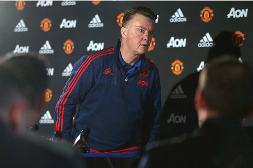 Van Gaal rời phòng sau khi đã trút nỗi lòng. Ảnh: MUFC.