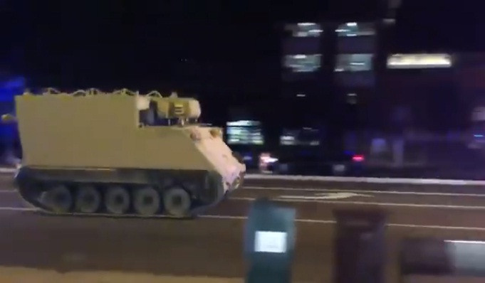 Xe bọc thép của quân đội Mỹ chạy như bay trên đường phố.