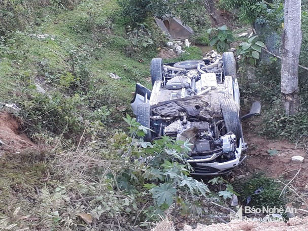 Chiếc xe mới bị hư hỏng nặng sau cú lao xuống vực. 
