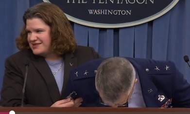 Tướng không quân Mỹ suýt ngất xỉu khi họp báo