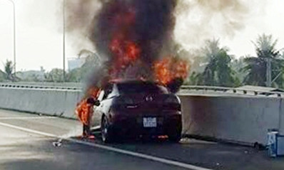 Ôtô bốc cháy dữ dội. Ảnh: Nguyễn Long.