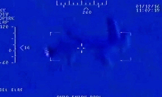 Máy bay không người lái Iran bay trên tàu sân bay Mỹ (Ảnh: APTN)