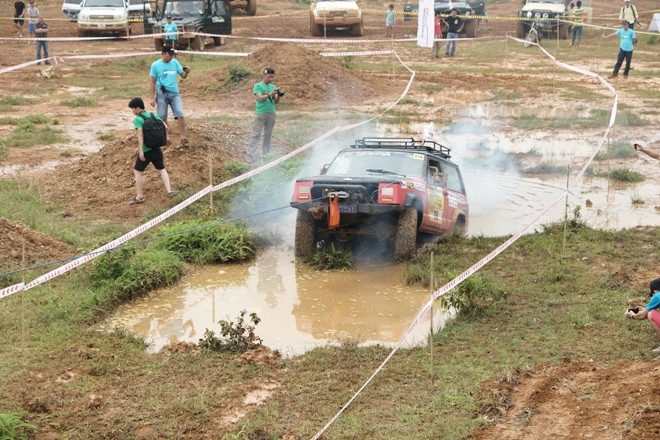'Thủy chiến' ngày khai màn giải đua ô tô địa hình Việt Nam
