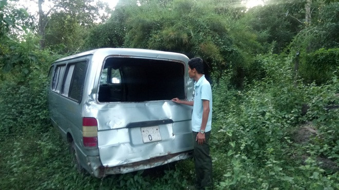 Xe độ chế cũ vận chuyển gỗ lậu bị bắt.