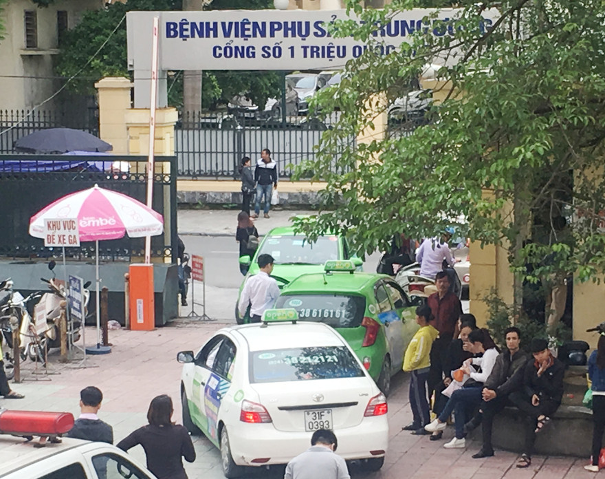 'Điểm danh' các bệnh viện bị taxi độc quyền vây bệnh nhân